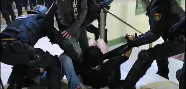 Así le fracturaron la mano a Marta, miembro de una mesa en el sangriento referéndum