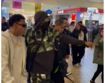 Myke Towers cantó en un shopping de Morón en su primera visita al país