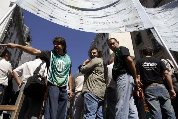 Continúa el paro de docentes y estatales en la Provincia