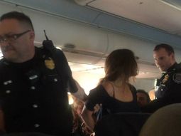 una mujer beso y golpeo a una azafata en pleno vuelo y se la llevaron detenida una mujer beso y golpeo a una azafata en pleno vuelo y se la llevaron detenida
