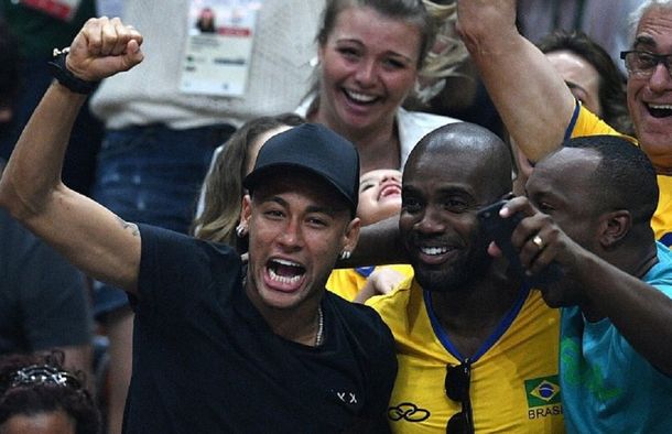 Como un hincha más: Neymar celebró en la tribuna el oro del vóley brasileño
