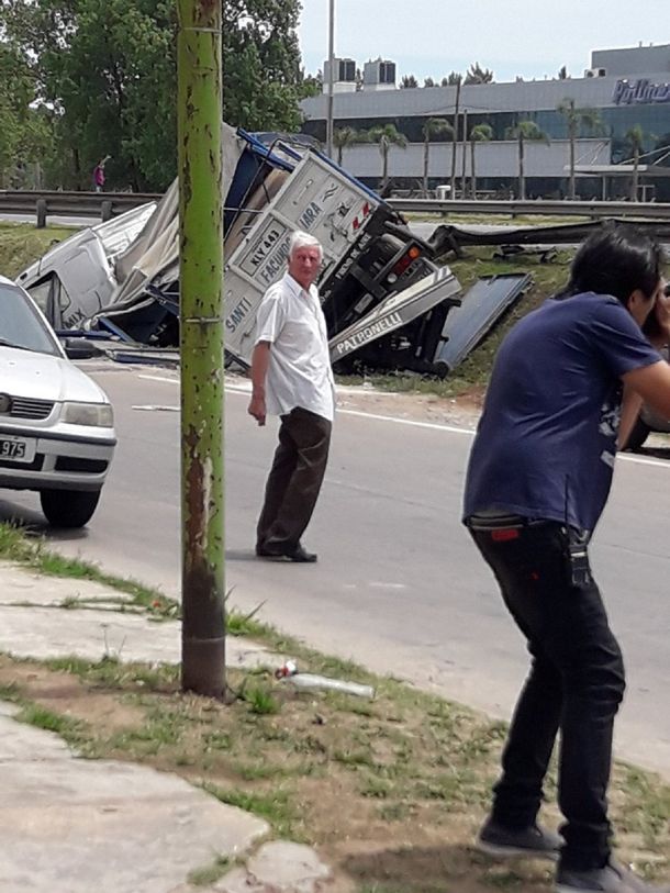 Explotó un camión con gas butano en la Panamericana: dos muertos y un herido