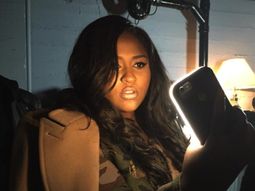 el peluquero de beyonce invento la funda ideal para sacarse selfies con el iphone el peluquero de beyonce invento la funda ideal para sacarse selfies con el iphone