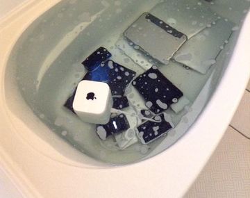 El la engañó y ella le tiró sus dispositivos Apple al agua