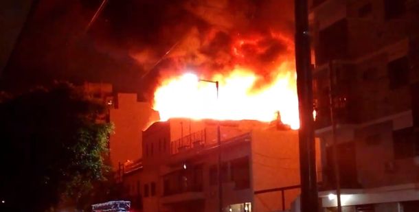 Un incendio de grandes proporciones afectó a un depósito en Liniers