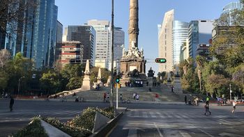 El presidente Porfirio Díaz coloca la primera piedra del Monumento a la Independencia en 1902. El presidente Porfirio Díaz coloca la primera piedra del Monumento a la Independencia en 1902.