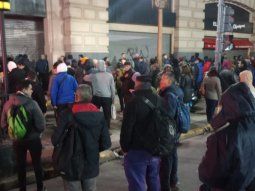 Caos en Once: pasajeros varados del Tren Sarmiento cortan Pueyrredón y Rivadavia