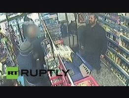 Un hombre evita un robo con un bate de béisbol