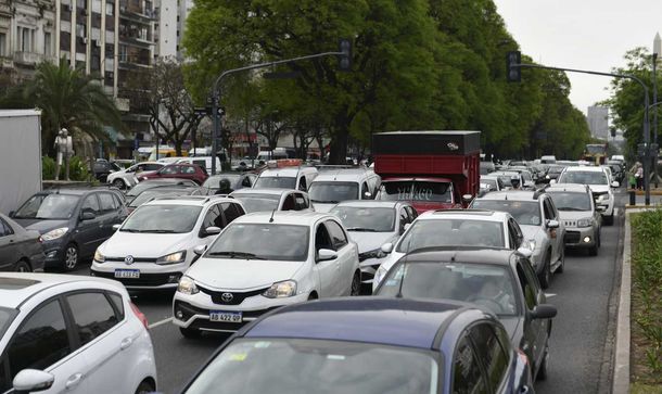Tráfico: gran caudal de vehículos en los accesos a la Ciudad.
