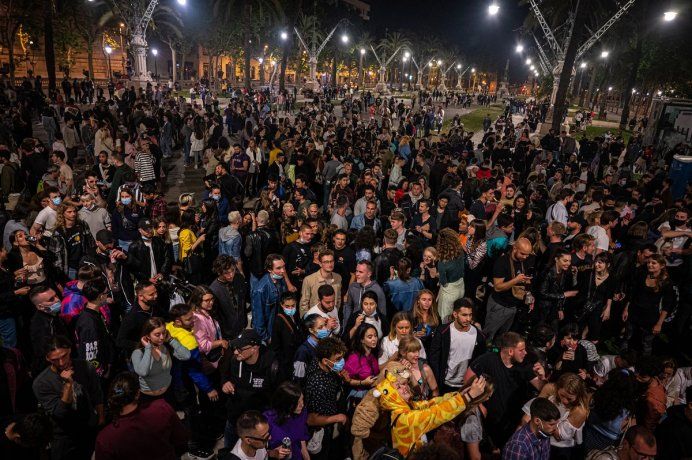España levantó el estado de alarma y lo celebró con una fiesta sin distancia ni barbijo