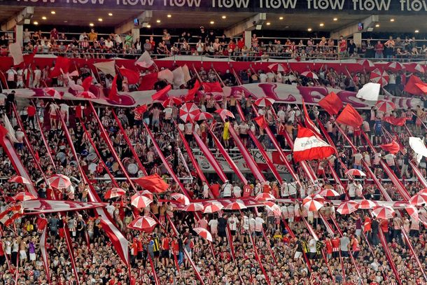 Otra vez racismo: Estudiantes busca a los hinchas que hicieron gestos de mono