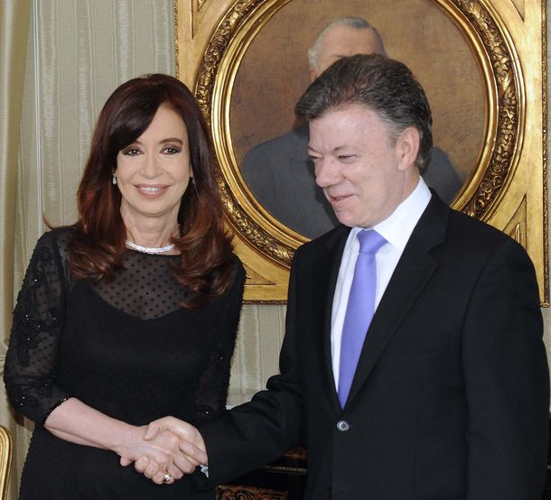 La ex presidenta junto a Juan Manuel Santos en su última visita al país