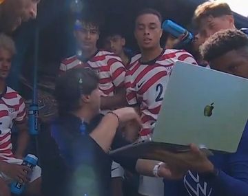 Mauricio Pochettino y su momento viral durante un partido.