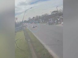 Se salvó de milagro: un auto embistió a un ciclista