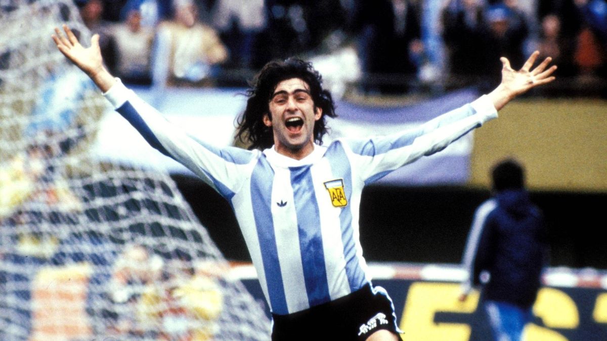 ¡Insólito! 42 años después, Kempes tocó por primera vez la Copa del Mundo