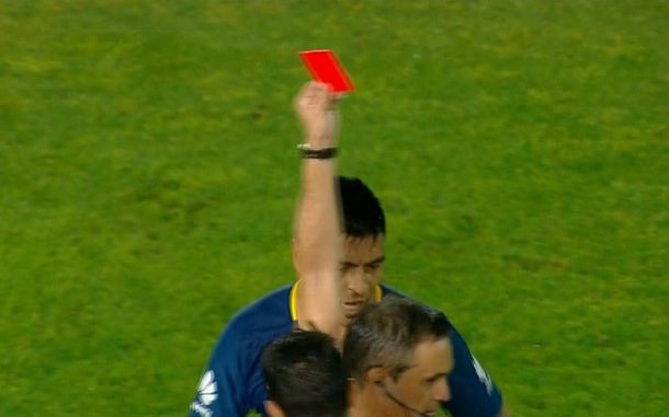 Paolo Goltz vio la roja por una jugada insólita