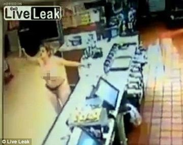Una mujer desnuda destroza una casa de comidas rápidas