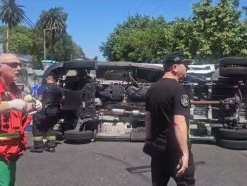 Volcó un móvil de traslado de la Policía de la Ciudad y tres efectivos resultaron heridos