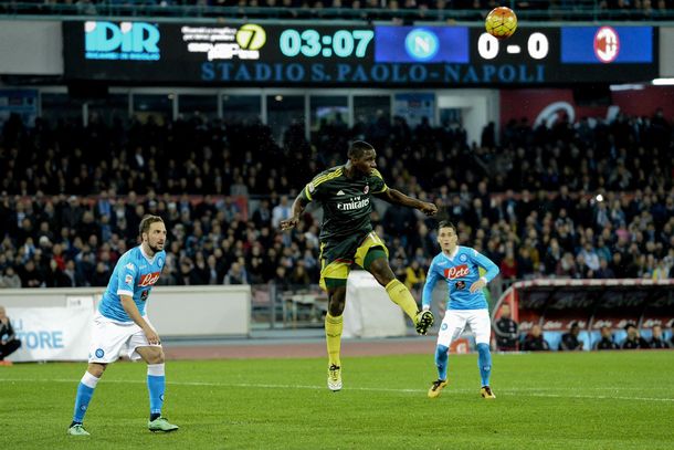 El Nápoli de Higuaín sólo empató ante Milan y no pudo volver a la punta