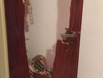 Rompió una puerta y golpeó a su novia