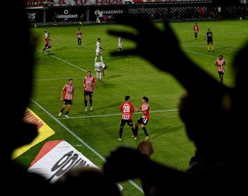 Estudiantes venció 1-0 a Deportivo Riestra y sigue cerca de la cima