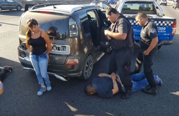 Persecución de película en Panamericana: robaban en paradas de colectivos y los detuvieron