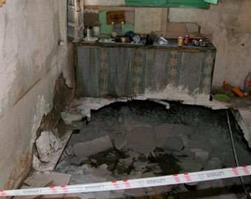 Lavaba platos y se hundió el comedor