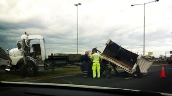 vuelco de un camion en panamericana deja a dos personas heridas vuelco de un camion en panamericana deja a dos personas heridas