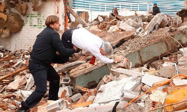 El presidente de Chile se cae mientras supervisa una demolición