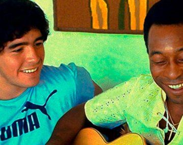 La familia Maradona homenajea a Pelé en nombre de Diego