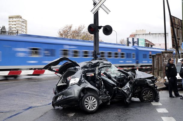 Tren arrolló un auto en Villa Devoto: hay dos muertos
