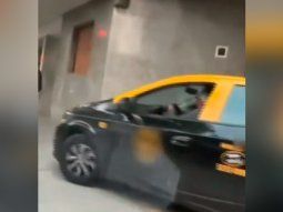 Un taxi circuló por la vereda para evitar un embotellamiento