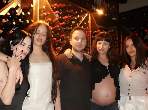 Lali Espósito encendió las redes con una cena junto a Rosalía, Emilia Mernes y Úrsula Corberó