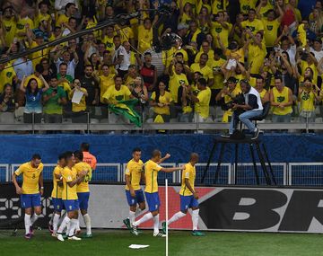El festejo de Brasil por el golazo de Coutinho ante Argentina
