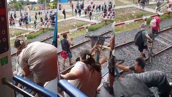video: pasajeros del tren roca tuvieron que autoevacuarse tras un accidente en glew video: pasajeros del tren roca tuvieron que autoevacuarse tras un accidente en glew
