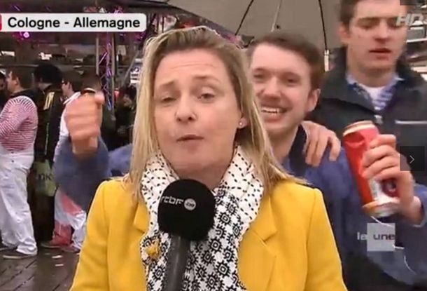 Hombres acosan sexualmente a una periodista cuando daba un informe al aire