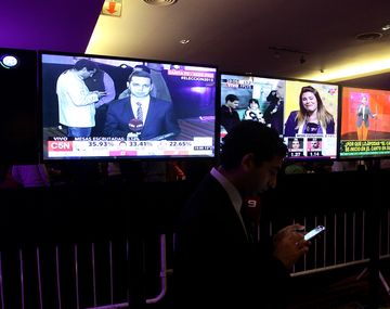 Se define la elección con la mitad de votos escrutados