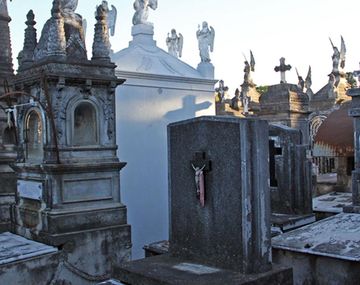 Fue a visitar la tumba de su padre y descubrió que habían robado el cajón con el cuerpo