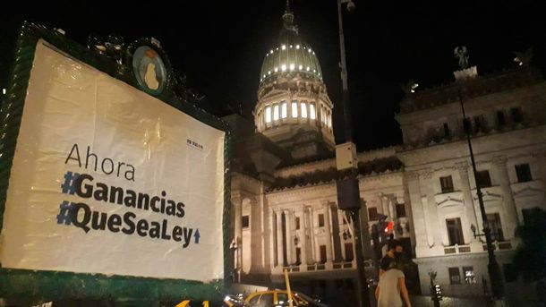 El oficialismo impulsa en la calle la reforma del Impuesto a las Ganancias