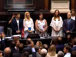 Como en el Congreso, la Marcha Peronista retumbó en la asunción de Kicillof en La Plata