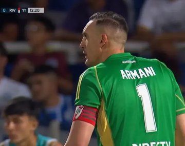 Video: picante cruce entre Armani y Pezzella en pleno River-Godoy Cruz 