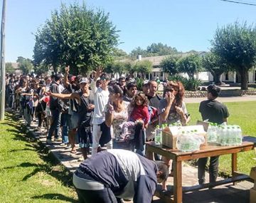 El Ejército ayuda a los asistentes del recital el Indio  - Crédito: @MSoleDuarte