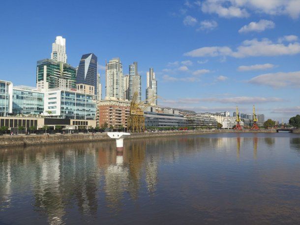 Puerto Madero: dos hinchas chilenos tiraron a un hombre en situación de calle al río