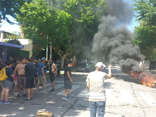 Trapitos se enfrentaron a la Policía Bonaerense frente a la intendencia de Quilmes