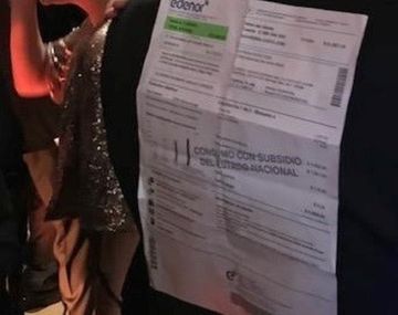 Les pidieron llevar algo luminoso a una fiesta de gala y él se pegó una boleta de luz en la espalda