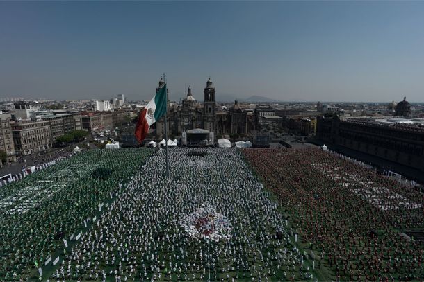 La clase de fútbol más grande del mundo en el Zócalo CDMX.