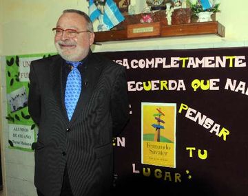 La felicidad es algo que hacemos que pase, la reflexión de un filósofo en español