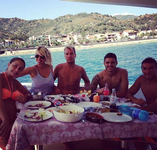 Las sensuales fotos de Wanda Nara en su viaje por las islas Eolias