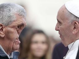 otro gesto conmovedor del papa con un hombre enfermo otro gesto conmovedor del papa con un hombre enfermo