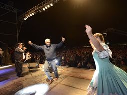 En campaña, Domínguez se subió a un escenario y bailó una chacarera